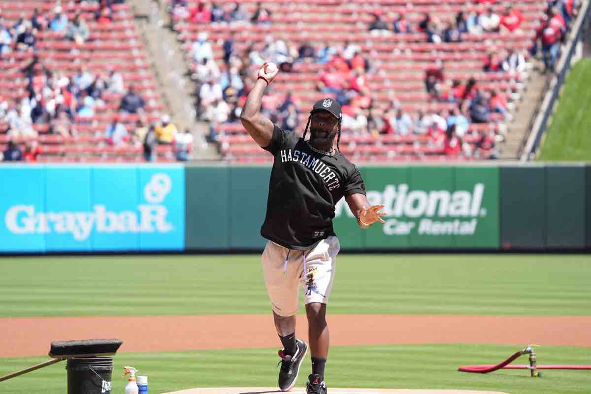 AEW star throws out first pitch at Saturday’s St. Louis Cardinals game